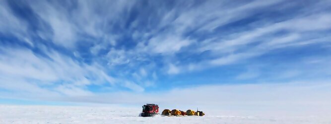 Trip Reiseideen beliebtes Urlaubsziel – Antarktis - Null Bewohner, Millionen Pinguine und feste Dimensionen. Am südlichen Ende der Erde, wo die Sonne nur zwischen Frühjahr und Herbst über dem Horizont aufgeht, liegt der 7. Kontinent, die Antarktis. Riesig, bis auf ein paar Forscher unbewohnt und ohne offiziellen Besitzer. Eine Welt, die überrascht, bevor Sie sie sehen. Deshalb ist ein Besuch definitiv etwas für die Schatzkiste der Erinnerung und allein die Ausmaße dieser Destination sind eine Sache für sich. Du trittst aus deinem gemütlichen Hotelzimmer und es begrüßt dich die warme italienische Sonne. Du blickst auf den atemberaubenden Gardasee, der in zahlreichen Blautönen schimmert - von tiefem Dunkelblau bis zu funkelndem Türkis. Majestätische Berge umgeben dich, während die Brise sanft deine Haut streichelt und der Duft von blühenden Zitronenbäumen deine Nase kitzelt. Du schlenderst die malerischen, engen Gassen entlang, vorbei an farbenfrohen, blumengeschmückten Häusern. Vereinzelt unterbricht das fröhliche Lachen der Einheimischen die friedvolle Stille. Du fühlst dich wie in einem Traum, der nicht enden will. Jeder Schritt führt dich zu neuen Entdeckungen und Abenteuern. Du probierst die köstliche italienische Küche mit ihren frischen Zutaten und verführerischen Aromen. Die Sonne geht langsam unter und taucht den Himmel in ein leuchtendes Orange-rot - ein spektakulärer Anblick.