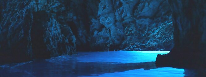Trip Reiseideen Reisetipps - Die Blaue Grotte von Bisevo in Kroatien ist nur per Boot erreichbar. Atemberaubend schön fasziniert dieses Naturphänomen in leuchtenden intensiven Blautönen. Ein idyllisches Highlight der vorzüglich geführten Speedboot-Tour im Adria Inselparadies, mit fantastisch facettenreicher Unterwasserwelt. Die Blaue Grotte ist ein Naturwunder, das auf der kroatischen Insel Bisevo zu finden ist. Sie ist berühmt für ihr kristallklares Wasser und die einzigartige bläuliche Farbe, die durch das Sonnenlicht in der Höhle entsteht. Die Blaue Grotte kann nur durch eine Bootstour erreicht werden, die oft Teil einer Fünf-Insel-Tour ist.