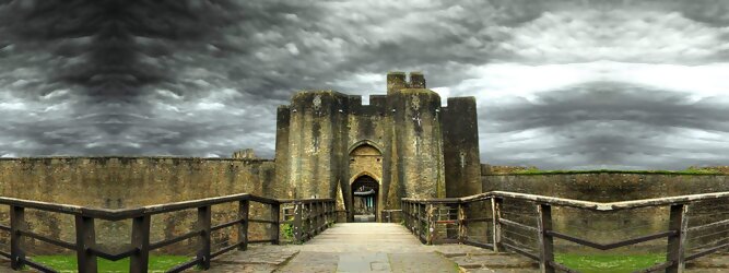 Trip Reiseideen Reisetipps - Caerphilly Castle - ein Bollwerk aus dem 13. Jahrhundert in Wales, Vereinigtes Königreich. Mit einem aufsehenerregenden Turm, der schiefer ist wie der Schiefe Turm zu Pisa. Wie jede Burg mit Prestige, hat sie auch einen Geist, „The Green Lady“ spukt in den Gemächern, wo ihr Geliebter den Tod fand. Wo man in Wales oft – und nicht ohne Grund – das Gefühl hat, dass ein Schloss ziemlich gleich ist, ist Caerphilly Castle bei Cardiff eine sehr willkommene Abwechslung. Die Burg ist nicht nur deutlich größer, sondern auch älter als die Burgen, die später von Edward I. als Ring um Snowdonia gebaut wurden.