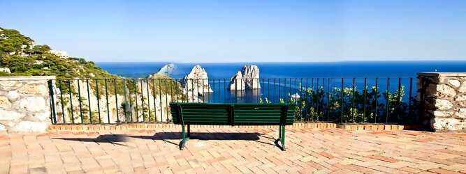 Trip Reiseideen Feriendestination - Capri ist eine blühende Insel mit weißen Gebäuden, die einen schönen Kontrast zum tiefen Blau des Meeres bilden. Die durchschnittlichen Frühlings- und Herbsttemperaturen liegen bei etwa 14°-16°C, die besten Reisemonate sind April, Mai, Juni, September und Oktober. Auch in den Wintermonaten sorgt das milde Klima für Wohlbefinden und eine üppige Vegetation. Die beliebtesten Orte für Capri Ferien, locken mit besten Angebote für Hotels und Ferienunterkünfte mit Werbeaktionen, Rabatten, Sonderangebote für Capri Urlaub buchen.