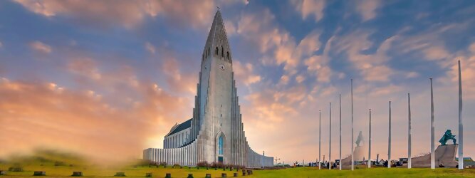Trip Reiseideen Reisetipps - Hallgrimskirkja in Reykjavik, Island – Lutherische Kirche in beeindruckend martialischer Betonoptik, inspiriert von der Form der isländischen Basaltfelsen. Die Schlichtheit im Innenraum erstaunt, bewegt zum Innehalten und Entschleunigen. Sensationelle Fotos gibt es bei Polarlicht als Hintergrundkulisse. Die Hallgrim-Kirche krönt Islands Hauptstadt eindrucksvoll mit ihrem 73 Meter hohen Turm, der alle anderen Gebäude in Reykjavík überragt. Bei keinem anderen Bauwerk im Land dauerte der Bau so lange, und nur wenige sorgten für so viele Kontroversen wie die Kirche. Heute ist sie die größte Kirche der Insel mit Platz für 1.200 Besucher.
