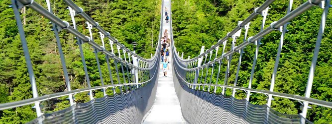 Trip Reiseideen Reisetipps - highline179 - Die Brücke BlickMitKick | einmalige Kulisse und spektakulärer Panoramablick | 20 Gehminuten und man findet | die längste Hängebrücke der Welt | Weltrekord Hängebrücke im Tibet Style - Die highline179 ist eine Fußgänger-Hängebrücke in Form einer Seilbrücke über die Fernpassstraße B 179 südlich von Reutte in Tirol (Österreich). Sie erstreckt sich in einer Höhe von 113 bis 114 m über die Burgenwelt Ehrenberg und verbindet die Ruine Ehrenberg mit dem Fort Claudia.
