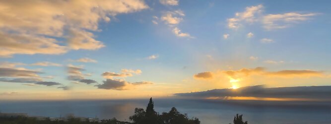 Trip Reiseideen Insel Urlaub - La Palma macht ihrem Beinamen, die Schöne, alle Ehre. Das Kleinod im Atlantik erstrahlt in sattem Grün, verziert mit hübschen landestypischen Villen in den weit gestreuten Dörfern, eingerahmt von weichen Wellen des dunkelblauen atlantischen Ozeans, am Himmel ziehen malerische Formationen, bauschiger weißer Schäfchenwolken. Eine Bilderbuchidylle zum Verlieben. Die beliebtesten Orte für La Palma Ferien, locken mit besten Angebote für Hotels und Ferienunterkünfte mit Werbeaktionen, Rabatten, Sonderangebote für La Palma Urlaub buchen. Reisedaten eingeben und Hotel Flug Mietwagen Attraktionen Taxis für eine La Palma Reise flexibel buchen. Sollten sich die Pläne ändern, sind viele der Unterkünfte und Zimmer auf La Palma kostenfrei stornierbar.