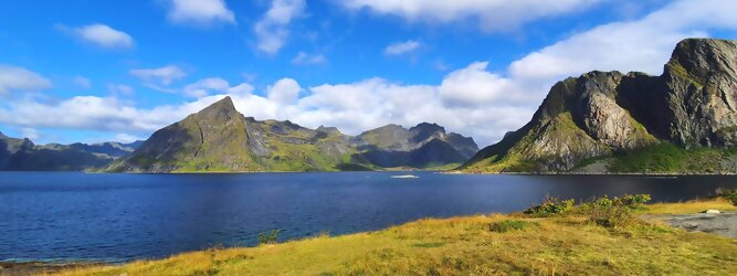 Trip Reiseideen Reisetipps - Die Lofoten Inseln Norwegen – Skandinaviens eiskalte Schönheit fasziniert mit atemberaubenden Nordlichtern und geradezu außerirdisch imposanten Gebirgskulissen. Land der Mitternachtssonne am Polarkreis, ein Paradies für Wanderer, Naturfreunde, Hobbyfotografen und Instagram er/innen. Die Lofoten gehören zu Norwegen und liegen nördlich des Polarkreises. Erfahren Sie hier, was für eine einzigartige Landschaft die Lofoten zu bieten haben und was Sie dort erwartet. Vorsicht akutes Fernweh! Die meisten von Ihnen kennen wahrscheinlich die Lofoten. Man stellt sich malerische Fischerdörfer vor, umgeben von hohen Bergen und tiefblauen Fjorden.