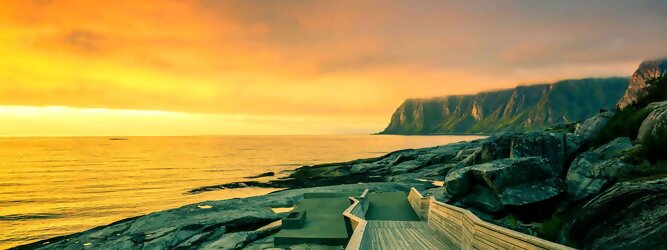 Wir zeigen EuchReiseland Norwegen – Schwindelfrei auf Preikestolen – die spektakuläre Felskanzel erhebt sich als steile Plateauklippe über dem Lysefjord. Die Aussicht über den Fjord ist atemberaubend, schwindelfrei sein ist Voraussetzung. Es lohnt sich auf jeden Fall, schon mitten in der Nacht aufzustehen, um den magischen Moment des überwältigend schönen Sonnenaufgangs mitzuerleben, grandios wie sich die ersten Sonnenstrahlen in den steilen Felswänden verfangen und die Bergmauern zum Leuchten bringen. Dieser Augenblick inspiriert zur Demut und Dankbarkeit. Die beliebtesten Orte für Ferien in Norwegen, locken mit besten Angebote für Hotels und Ferienunterkünfte mit Werbeaktionen, Rabatten, Sonderangebote für Norwegen Urlaub buchen.