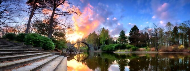 Trip Reiseideen Reisetipps - Teufelsbrücke wird die Rakotzbrücke in Kromlau, Deutschland, genannt. Ein mystischer, idyllischer wunderschöner Ort; eine wahre Augenweide, wenn sich der Brücken Rundbogen im See spiegelt und zum Kreis vervollständigt. Ein märchenhafter Besuch, im blühenden Azaleen & Rhododendron Park. Der Azaleen- und Rhododendronpark Kromlau ist ein ca. 200 ha großer Landschaftspark im Ortsteil Kromlau der Gemeinde Gablenz im Landkreis Görlitz. Er gilt als die größte Rhododendren-Freilandanlage als Landschaftspark in Deutschland und ist bei freiem Eintritt immer geöffnet. Im Jahr 1842 erwarb der Großgrundbesitzer Friedrich Hermann Rötschke, ein Zeitgenosse des Landschaftsgestalters Hermann Ludwig Heinrich Fürst von Pückler-Muskau, das Gut Kromlau.