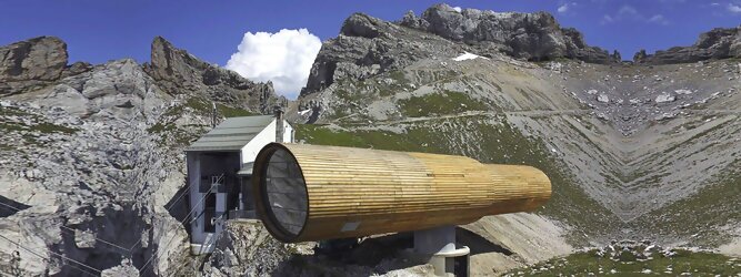 Trip Reiseideen Reisetipps - Das Riesenfernrohr im Karwendel – wie ein gigantischer Feldstecher wurde das Informationszentrum auf die Felskante neben der Bergstation platziert. Hoch über Mittenwald, Bayern erlebt man sensationell faszinierende Ein- und Ausblicke in die alpine Natur und die sensible geschützte Bergwelt Karwendel. Auf 2044m Seehöhe, 1.321m über Mittenwald und oft über dem Wolkenmeer, könnte das Informationszentrum Bergwelt Karwendel nicht eindrucksvoller sein! Und mit der Bergbahn ist es von Mittenwald aus in kurzer Zeit bequem erreichbar.Durch das große Panoramafenster blicken Sie auf Mittenwald und scheinen über der Stadt zu schweben.