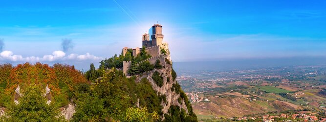 Trip Reiseideen Urlaubsdestination - San Marino – Hol ihn dir – den heißbegehrten Einreise-Stempel von San Marino. Nimm deinen Reisepass, besuche die örtliche Tourismusbehörde, hier wird die kleine Trophäe in dein Reisedokument gestempelt, es sieht gut aus und ist eine supertolle Urlaubserinnerung. Dieses neue Trendy-Reiselust-Souvenir passt ausgezeichnet zu den anderen außergewöhnlichen Stempeln deiner vergangenen Reisen. San Marino ist ein sehr interessanter Zwergstaat, eine Enklave, vollständig von Italien umgeben, eine der ältesten bestehenden Republiken und eines der reichsten Länder der Welt. Die beliebtesten Orte für Ferien in San Marino, locken mit besten Angebote für Hotels und Ferienunterkünfte mit Werbeaktionen, Rabatten, Sonderangebote für San Marino Urlaub buchen.