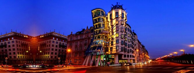 Trip Reiseideen Reisetipps - Das tanzende Haus ist ein Bürogebäudes in der tschechischen Hauptstadt Prag. Beliebte Aussichtsplattform mit schöner Architektur in Prag. Das „Tanzende Haus“ in Prag, das charismatische Bürogebäude mit dem Namen Ginger & Fred in Tschechien bezaubert mit mutiger Architektur. Geschwungen, dynamisch, strahlt es eine charmante Ungezwungenheit und Fröhlichkeit aus. Oben in der Glas-Bar genießt man den herrlichen Rundblick. Wie eine Tänzerin im Kleid, die sich an einen Herrn mit Hut schmiegt: Und doch ist es ein Haus. Das Tanzhaus ist eines der neuen Denkmäler der Stadt.